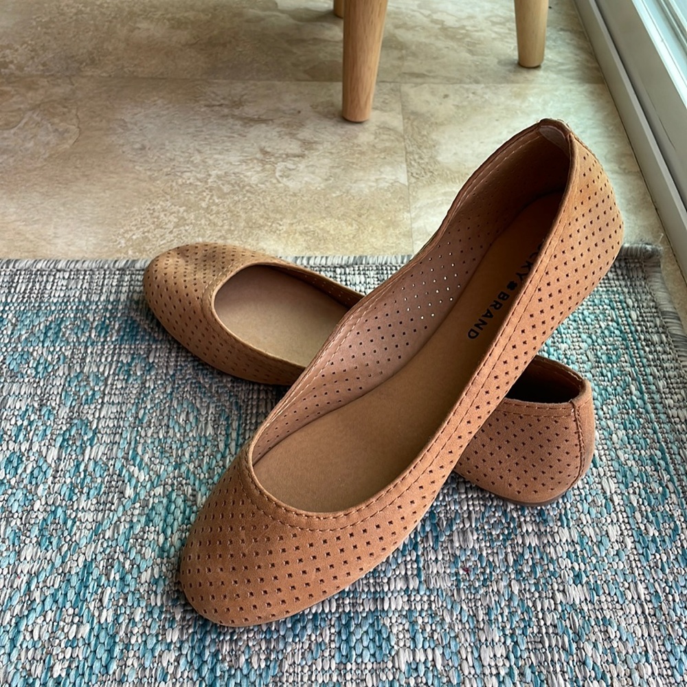 9.5 Woman’s brown leather flats